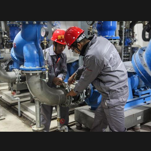 工厂设备维修现场